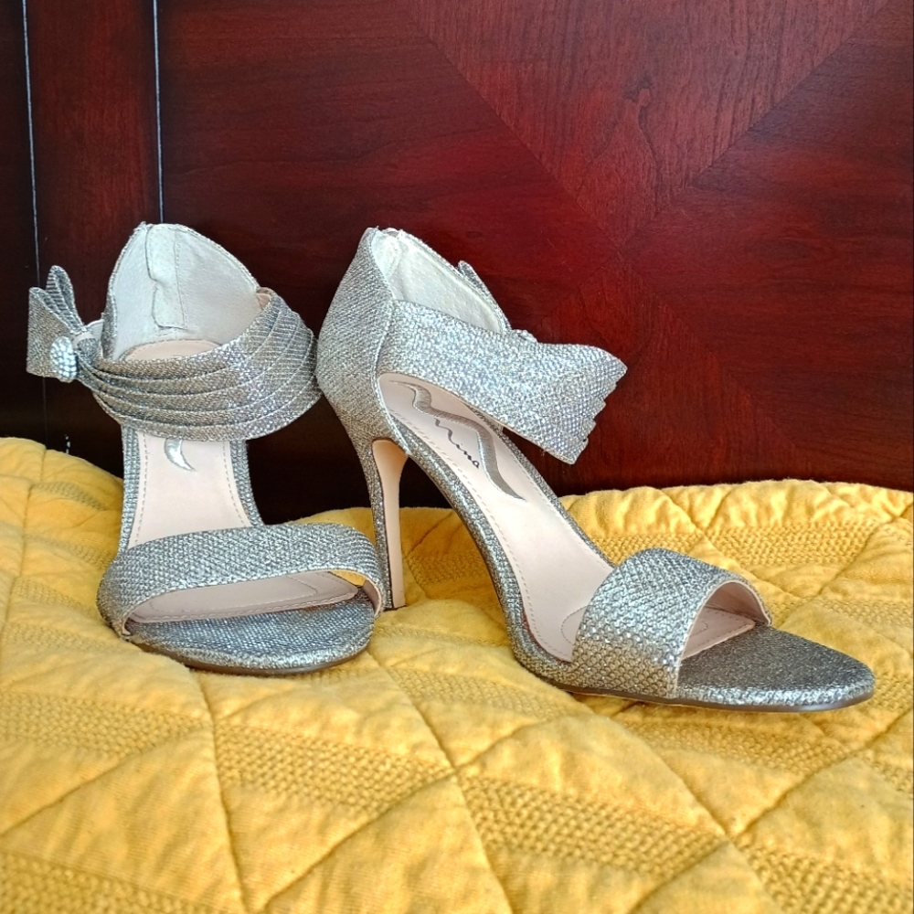Nina Sparkling Heels NWOT